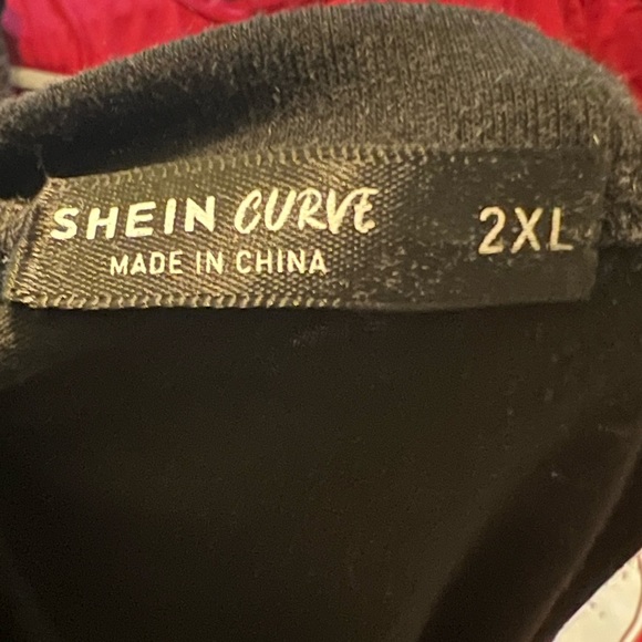 Oversized Mesh V- Cut Out Skull/Flower Graphic T-Shirt Size 2XL - Picture 6 of 6